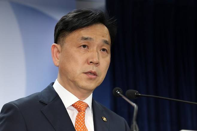 강도현 과학기술정보통신부 2차관이 10일 오후 서울 종로구 정부서울청사에서 네이버 라인 관련 현안 브리핑을 하고 있다. 뉴시스