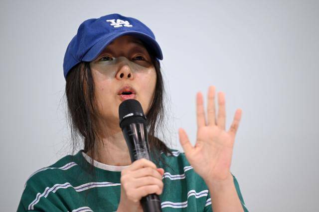 최근 하이브와 갈등을 빚고 있는 뉴진스의 소속사 어도어가 하이브의 무리한 감사에 대한 문제를 제기했다. 박시몬 기자 simon@hankookilbo.com