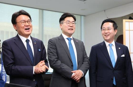 더불어민주당 박찬대 원내대표(가운데)와 박성준 원내운영수석(오른쪽)이 10일 오전 서울 여의도 국회의원회관에서 조국혁신당 황운하 원내대표를 예방하고 있다. 뉴스1