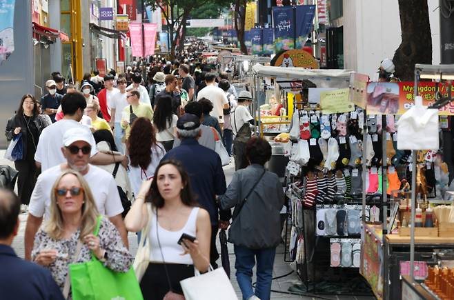 코로나19 엔데믹 전환을 맞으며 서울 주요 상권 지도가 바뀌고 있다. 사진은 상권이 되살아난 서울 명동 거리. 외국인 관광객들로 북적이고 있다. /사진=뉴시스