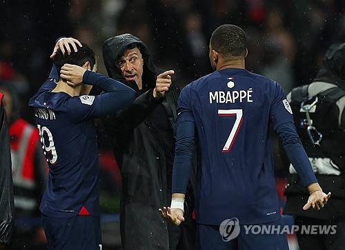 PSG와 용품 스폰서 나이키가 10일(한국시간) 공식 홈페이지를 통해 2024-2025시즌 새로운 홈 유니폼을 발표했다. 다만 팀을 떠날 것이 유력한 킬리앙 음바페, 그리고 이강인이 유니폼 모델로 등장하지 않아 눈길을 끌었다. 연합뉴스