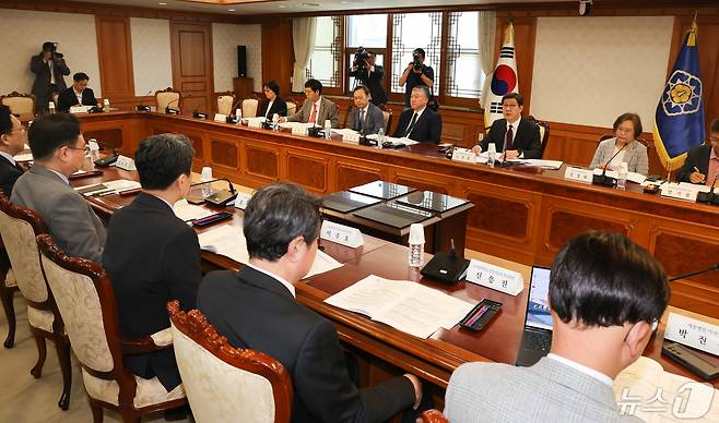 노연홍 의료개혁특별위원회 위원장이 10일 서울 종로구 정부서울청사에서 열린 제2차 의료개혁특별위원회 회의에서 모두발언을 하고 있다. 2024.5.10/뉴스1 ⓒ News1 허경 기자