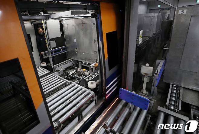 서울역 도심공항터미널 수하물처리시설(BHS)에서 직원들이 승객들의 수하물이 담긴 항공화물 탑재용기(ULD)를 공항철도 직통열차에 싣고 있다.. (공동취재사진)2022.5.22/뉴스1 ⓒ News1 정진욱 기자