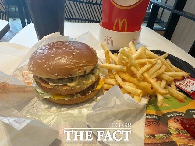 '빅맥'과 '후렌치 후라이', '맥너겟' 등은 전 세계 맥도날드 매장에서 살 수 있는 메뉴다. 10일 서울 서대문구 한 맥도날드 매장에서 주문한 '빅맥'과 '후렌치 후라이' /이중삼 기자