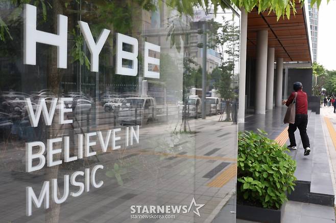 (서울=뉴스1) 신웅수 기자 = 하이브의 어도어 임시 주주총회 허가 신청과 관련한 심문 기일이 열린다. 서울서부지법은 30일 오후 하이브의 주주총회 소집 허가와 관련한 심문 기일을 진행한다. 하이브는 지난 22일 민희진 대표 등 어도어 경영진에 서면으로 어도어 임시 주주총회 개최 등을 위해 이사회 소집을 요구했다. 하지만 민 대표 측은 어도어 대표 및 사내 이사진 교체와 관련한 하이브의 요구가 위법하다며 이사회 개최를 거부하는 회신을 보냈다. 사진은 이날 서울 용산구 하이브 사옥의 모습. 2024.4.30/뉴스1 Copyr /사진=(서울=뉴스1) 신웅수 기자