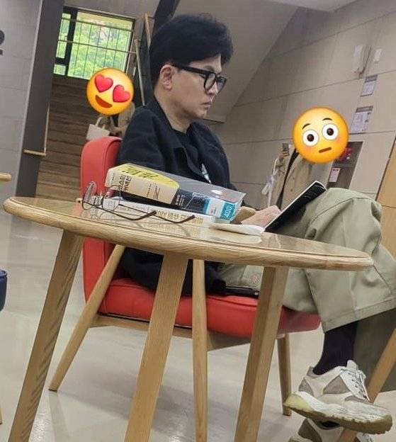 최근 공개 활동을 중단한 한동훈 전 국민의힘 비상대책위원장을 11일 서울의 한 도서관에서 봤다는 목격담이 온라인 커뮤니티에서 화제다. 사진 디시인사이드 캡처
