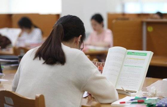 한 교육대학교 도서관에서 학생들이 공부하고 있다. 사진은 기사 내용과 관련 없음. 중앙포토