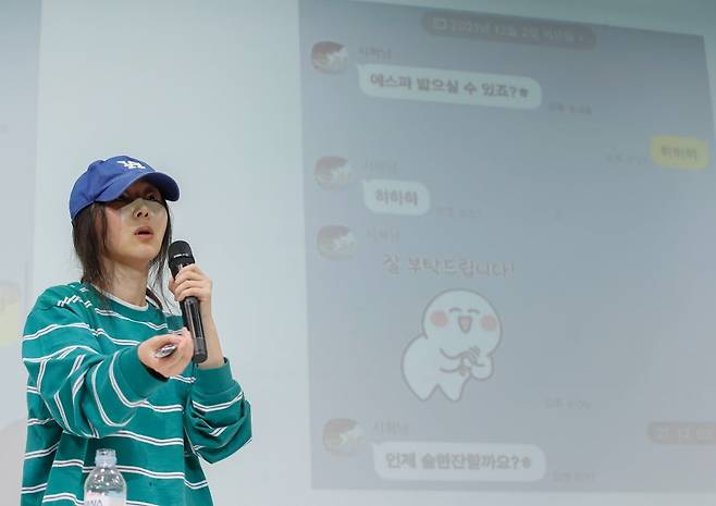 그룹 뉴진스의 소속사 어도어 민희진 대표가 4월 25일 서울 서초구 한국컨퍼런스센터에서 하이브 경영권 탈취 시도와 관련한 배임 의혹에 긴급기자회견을 갖고 방시혁 하이브 의장과 나눈 카톡을 공개하고 있다./사진=뉴스1