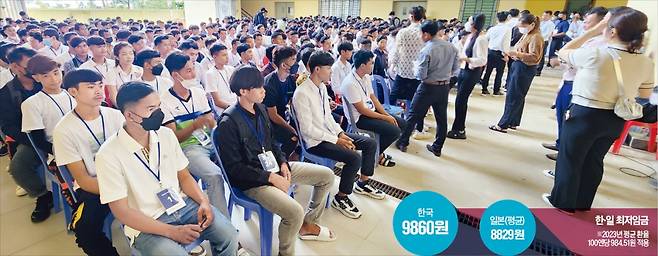 < 동남아 근로자 한국행 러시 > 캄보디아 프놈펜의 한국산업인력공단 고용허가제(EPS)센터에서 한국 취업을 희망하는 캄보디아 근로자들이 고용허가제 기능수준평가 시험을 보기 위해 대기하고 있다. 산업인력공단 제공