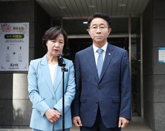 더불어민주당 추미애, 조정식 국회의장 경선 후보가 12일 오후 서울 여의도의 한 식당에서 국회의장 단일화를 논의한 뒤 건물을 나와 입장을 밝히고 있다. 연합뉴스