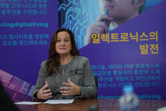 지난해 10월 방한한 캐더린 디 카스 머크 수석부사장이 경기도 안산에 있는 머크 생산시설에서 . 한국머크 제공