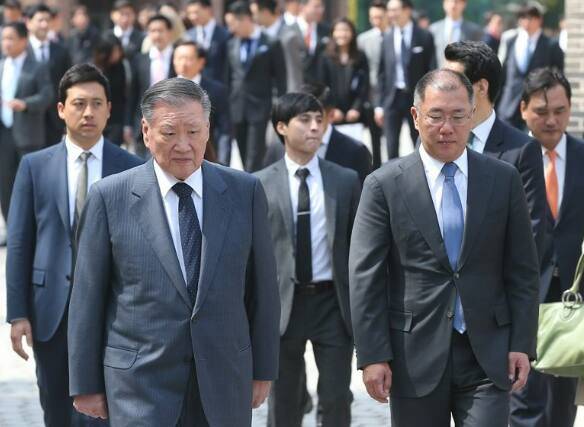 2006년 비자금 수사 당시 정몽구 명예회장과 정의선 회장은 ‘대국민사과 및 사회공헌 방안’에서 현대글로비스 주식 전량을 조건 없이 사회에 환원하겠다고 밝혔다. 연합뉴스