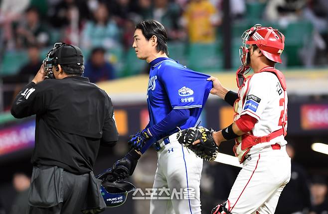 삼성 구자욱(가운데)이 14일 인천SSG랜더스필드에서 열린 2024 KBO리그 SSG전 9회초 2사 1루에서 몸 뒤로 날아온 SSG 박민호의 투구에 흥분해 마운드로 향하자 SSG 포수 김민식이 말리고 있다. 문학 | 박진업 기자 upandup@sportsseoul.com