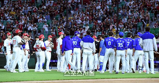 삼성 구자욱이 14일 인천SSG랜더스필드에서 열린 2024 KBO리그 SSG전 9회초 2사 1루에서 몸 뒤로 날아온 SSG 박민호의 투구에 흥분한 후 벤치클리어링이 발생했다. 문학 | 박진업 기자 upandup@sportsseoul.com