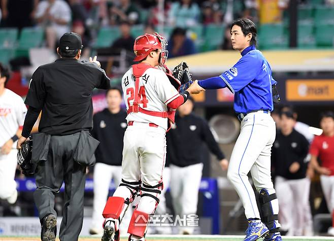 삼성 구자욱(오른쪽)이 14일 인천SSG랜더스필드에서 열린 2024 KBO리그 SSG전 9회초 2사 1루에서 몸 뒤로 날아온 SSG 박민호의 투구에 흥분해 마운드로 향하자 SSG 포수 김민식이 말리고 있다. 문학 | 박진업 기자 upandup@sportsseoul.com