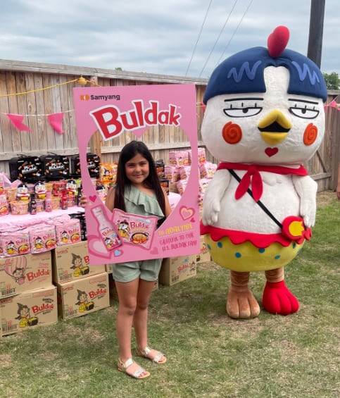 삼양식품 측으로부터 까르보불닭볶음면을 선물받은 소녀. /틱톡