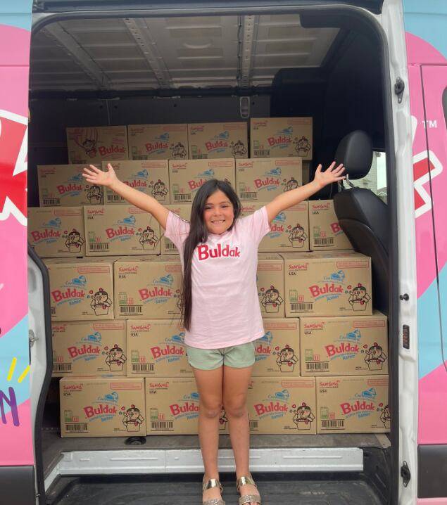 삼양식품 측으로부터 까르보불닭볶음면을 선물받은 소녀. /틱톡