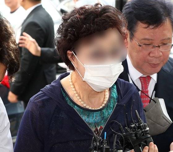 통장잔고증명서 위조 등 혐의를 받고 있는 윤석열 대통령의 장모 최은순 씨(당시 76)가 지난해 7월21일 경기도 의정부시 의정부지방법원에서 열린 항소심 선고 공판에 출석하고 있다. 최씨는 지난 2013년 4~10월 경기 성남시 도촌동 땅을 매입하는 과정에서 은행에 347억원을 예치한 것처럼 통장잔고증명서를 위조한 혐의로 기소됐다. 뉴스1.
