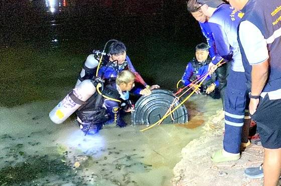 지난 11일(현지시간) 밤 태국 경찰이 태국 파타야의 한 저수지에서 시멘트로 메워진 검은색 플라스틱 드럼통 안에 한국인 관광객 A씨(34)의 시신을 발견했다. 사진 태국 데일리뉴스 캡처