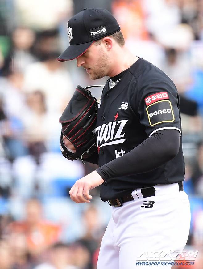 31일 대전 한화생명이글스파크에서 열린 한화와 KT 경기. 초반 대량 실점을 허용한 KT 선발 벤자민. 대전=송정헌 기자songs@sportschosun.com/2024.03.31/