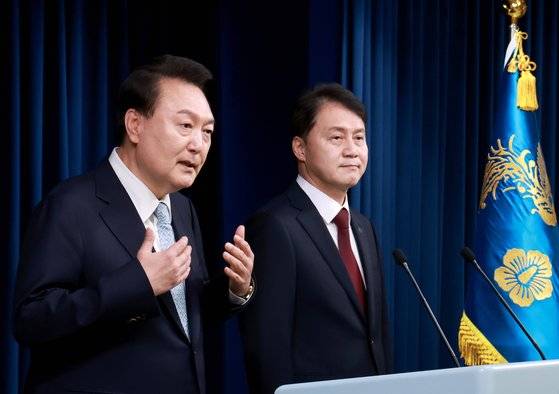 윤석열 대통령이 7일 대통령실 청사에서 신임 민정수석비서관으로 내정한 김주현 전 법무부 차관을 소개하고 있다. 연합뉴스