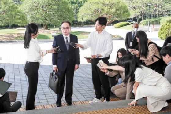 이원석 검찰총장이 14일 대검찰청으로 출근하며 김건희 여사 명품 가방 수수 의혹 사건 수사 및 검찰 인사 등에 관해 입장을 밝히고 있다. 뉴스1