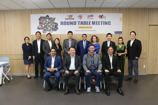 베트남에 진출한 한국·미국·일본·유럽상의 회장단이 호치민 코참센터에서 회의를 개최한 후 기념촬영을 하고 있다.
앞줄 왼쪽부터 라마찬다드라 에이에스 암참 회장, 최분도 베트남한인상공인연합회 회장, 도미니크 마이클 유럽상의 회장, 타카오 노자키 일본상의 회장