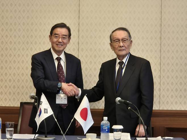 김윤(왼쪽) 한일경제협회 회장과 사사키 미키오 일한경제협회 회장이 15일 일본 도쿄에서 열린 제56회 한일경제인회의 에서 공동성명 채택 후 악수하고 있다. 김현일 기자(도쿄)
