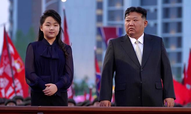 북한 수도 평양의 북쪽에 새로운 거리인 '전위거리'가 완공돼 지난 14일 김정은 국무위원장과 딸 주애가 참석한 가운데 준공식이 열렸다고 조선중앙TV가 15일 보도했다. 조선중앙TV 화면 캡처