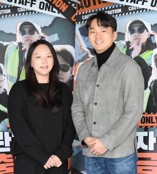 “우리가 한 게 없다”며 한사코 인터뷰를 거절했던 고혜린 피디(왼쪽)과 이동원 피디. 두 사람은 “뒷것으로 살아온 선생님을 기록한 것만으로도 마음의 빚을 진 것 같다”며 말을 아꼈다. 사진은 두 사람이 함께 만든 다른 프로그램의 제작발표회 때의 모습. 에스비에스 제공