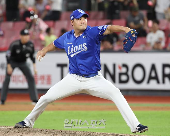 2023 KBO리그 삼성 라이온즈와 kt 위즈의 경기가 31일 오후 수원 kt위즈파크에서 열렸다. 삼성 투수 김태훈이 8회 등판 역투하고있다 수원=정시종 기자 capa@edaily.co.kr /2023.08.31.