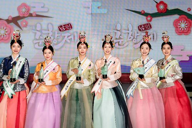 제94회 춘향제 글로벌춘향선발대회 수상자. 사진 왼쪽 3번째 춘향 진에 선정된 김정윤 씨. 남원시 제공