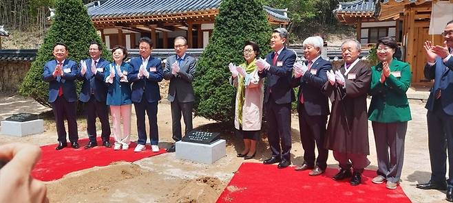 이명박 전 대통령이 16일 오후 부인 김윤옥 여사와 함께 고향인 경북 포항시 북구 흥해읍 덕실리 마을을 찾아 첫날 공개 일정을 소화한 가운데 경주이씨 재실 이상재 앞에서 기념식수를 한뒤 기념촬영을 하고 있다. (왼쪽부터 공원식 포항지발협 회장, 이상휘 당선인, 김정재 국회의원, 이철우 경북도지사, 이명박 전 대통령, 김윤옥 여사, 이강덕 포항시장, 백인규 포항시의회의장, 경주이씨 삼효공파 이상석 문중회장, 이달희 당선인).