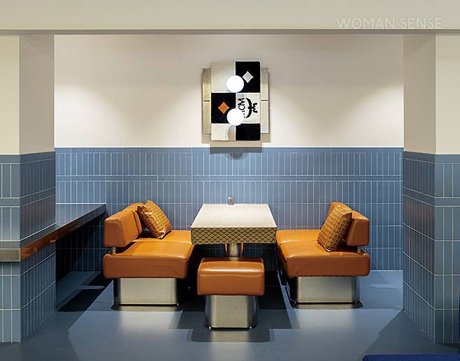 브로트아트 MCM M CAFE는 독일 바이에른주의 상징 컬러를 포인트로 내부를 꾸몄다.