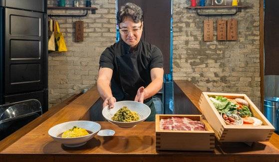 심야식당 콘셉트의 ‘울야식당’. ‘약소 차돌 편백찜’ ‘명이 오일 파스타’ 등 울릉도 식재료를 활용한 퓨전 음식을 낸다.