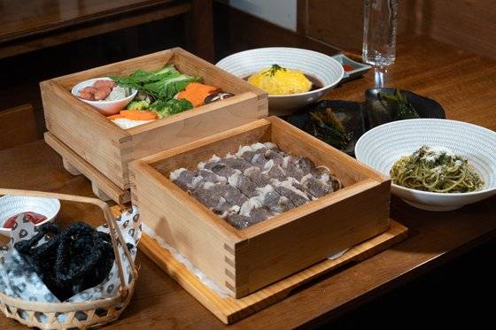 심야식당 콘셉트의 ‘울야식당’. ‘약소 차돌 편백찜’ ‘명이 오일 파스타’ 등 울릉도 식재료를 활용한 퓨전 음식을 낸다.