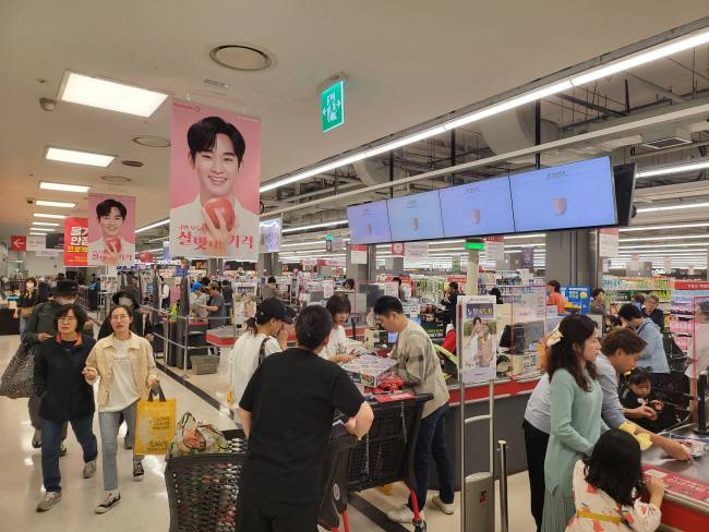 15일 서울 마포구 성산동 서울월드컵경기장 월드컵몰 내 한 대형마트는 손님이 북적이고 있다. 서울시설공단 제공