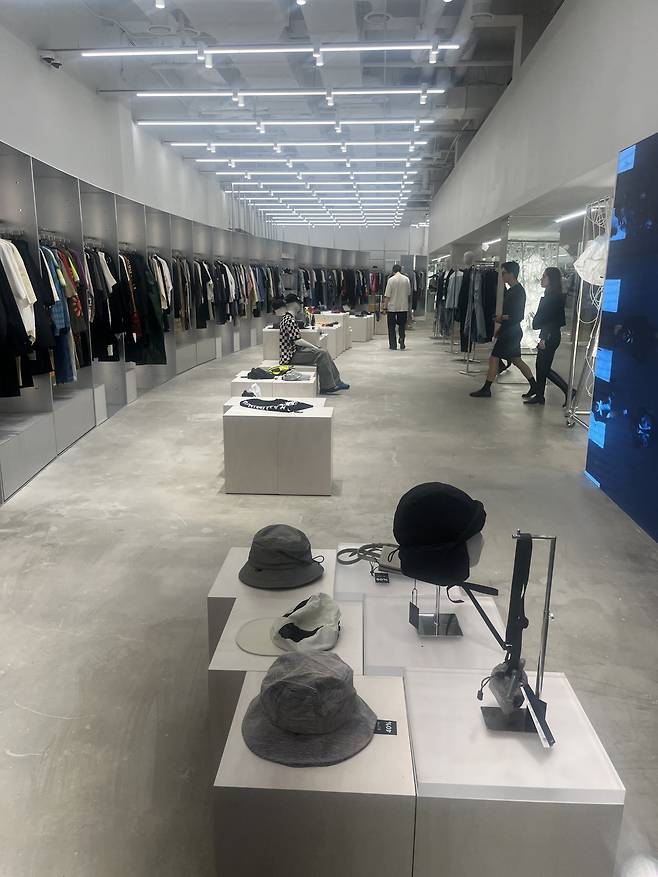 무신사 엠프티 압구정 베이스먼트(E()pty Basement) 내부. 박병국 기자.