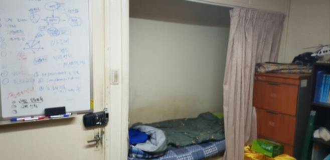 고 윤한덕 센터장이 생전 사용한 서울 중구 국립중앙의료원 내 중앙응급의료센터장 사무실 한편에 마련된 간이침대. 고인이 순직 후 발견된 지 이틀 뒤 촬영한 사진이다. 윤한덕기념사업회 제공