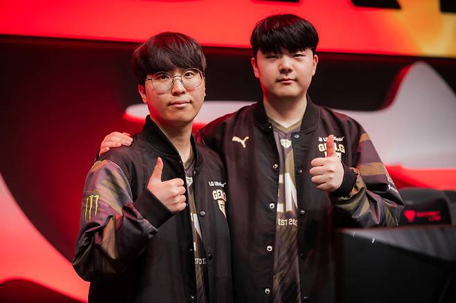 젠지 ‘기캐 듀오’인 김기인(왼쪽)과 ‘캐니언’ 김건부가 기념촬영을 하고 있다. 사진 | 라이엇 게임즈