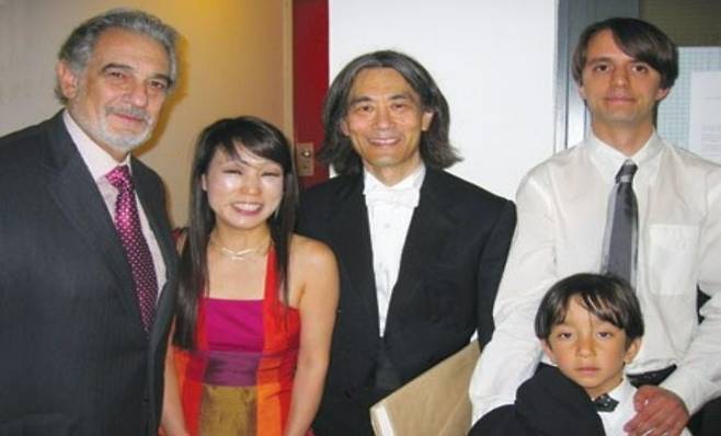 진은숙 오른쪽으로 지휘자 켄트 나가노 그리고 피아니스트 출신의 남편 마리스 고토니와 아들.