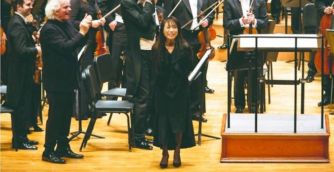 베를린 필하모닉은 2017년 사이먼 래틀의 지휘로 진은숙의 ‘코르스 코르돈’을 초연했다.