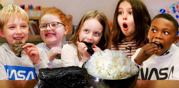 한국 김을 먹는 영국 초등학생들의 모습/출처=유튜브 채널 '영국남자' 캡쳐