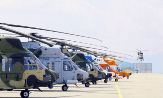육군 기동헬기(KUH)를 비롯, 해병대 상륙기동헬기 마린온, 의무후송헬기 메디온, 경찰헬기, 소방헬기, 해군형, 해상작전형 등 국산헬기 수리온 파생형이 도열해 있다. 1∼4차 육군 계약 기동헬기 220대 생산이 이달 종료되며, 파생형까지 양산대수는 300대에 이른다. 한국항공우주산업 제공