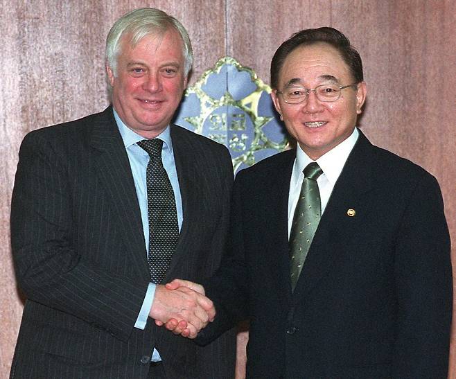 이정빈 외교통상부 장관(오른쪽)과 크리스토퍼 페튼 EU 집행위 대외관계 집행위원이 20일 오전 세종로청사에서 열린 한·EU 각료회의에 앞서 악수하고 있다. 2000.7.20/연합뉴스