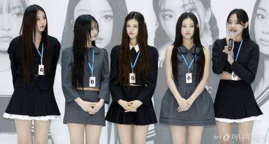 지난 3월 22일 뉴진스가 인천국제공항 제1여객터미널 밀레니엄홀에서 열린 홍보대사 위촉식 행사장에서 소감을 말하고 있다. /사진=뉴시스