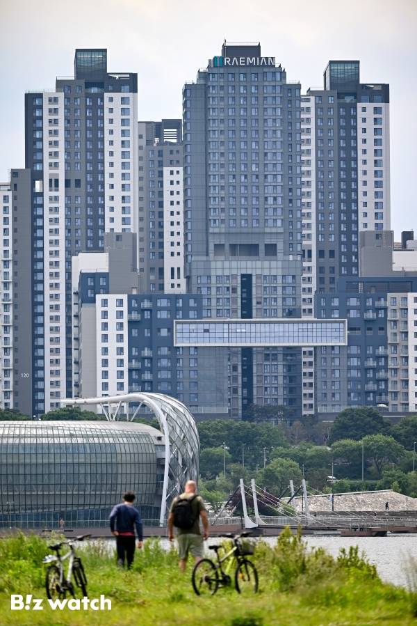 서울 서초구 반포동 '래미안 원베일리'가 1가구에 대한 일반 분양을 진행한다. 시세 차익은 20억원에 달할 것으로 예상되고 있다. 사진은 20일 래미안 원베일리 모습./사진=이명근 기자 qwe123@