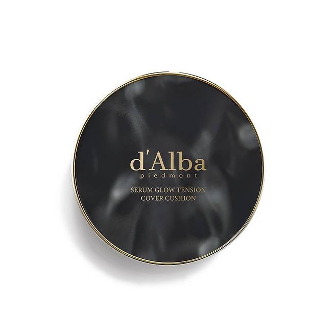 달바 세럼 글로우 커버 텐션 쿠션 - 송로버섯 추출물, 글루타티온, 각종 식물성 단백질과 펩타이드를 담은 세럼과 고운 안료 입자로 촉촉하면서 커버력 좋은 3중 기능성. 17g 5만8천원.