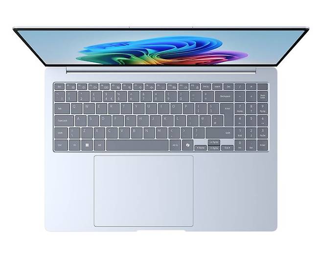 IT 팁스터 에반 블래스(@evleaks)가 X에 올린 갤럭시 북4 엣지 유출 이미지