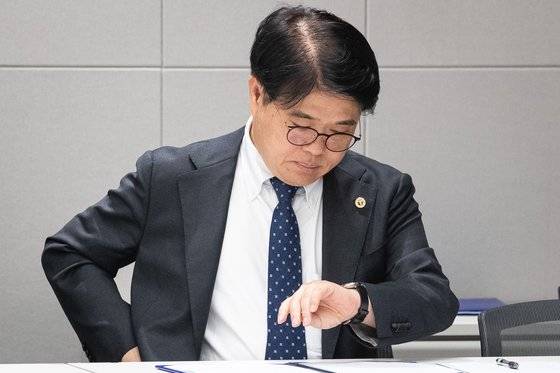 임현택 대한의사협회 회장은 16일 의대증원처분 집행정지 사건이 기각,각하된 뒤 17일과 20일 연이어 라디오 프로그램에 출연해 재판부를 비방하는 발언을 했다. 뉴스1